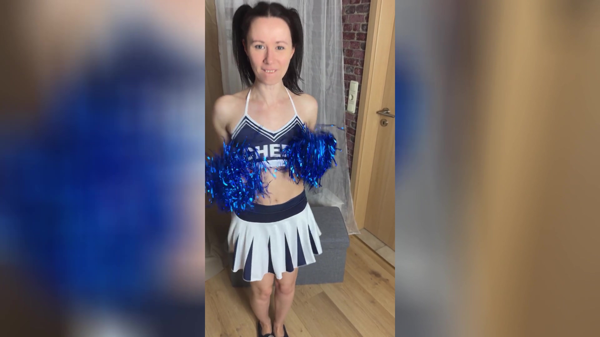 Mein letztes Chearleader Video hat dir so gut gefallen, da habe ich gedacht ich tanze nochmal, aber dieses mal darf mir jemand live zusehen und sich an meinen Bewegungen erfreuen. Ich habe war vor dem tanzen schon ziemlich horny und habe gehofft, dass du die Chance ergreifst, wenn ich dir meine Pussy unter dem Röckchen entgegenstrecke. Zum Glück war Verlass auf dich und du hast mich ordentlich doggy gevögelt und deinen ganzen Saft in meine Pussy gespritzt!