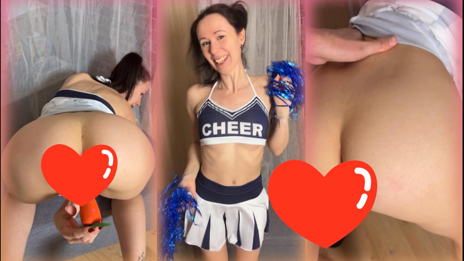 Ich cherleade für dich und du spritzt in mir ab! Deal? Mein letztes Chearleader Video hat dir so gut gefallen, da habe ich gedacht ich tanze nochmal, aber dieses mal darf mir jemand live zusehen und sich an meinen Bewegungen erfreuen. Ich habe war vor dem tanzen schon ziemlich horny und habe gehofft, dass du die Chance ergreifst, wenn ich dir meine Pussy unter dem Röckchen entgegenstrecke. Zum Glück war Verlass auf dich und du hast mich ordentlich doggy gevögelt und deinen ganzen Saft in meine Pussy gespritzt!