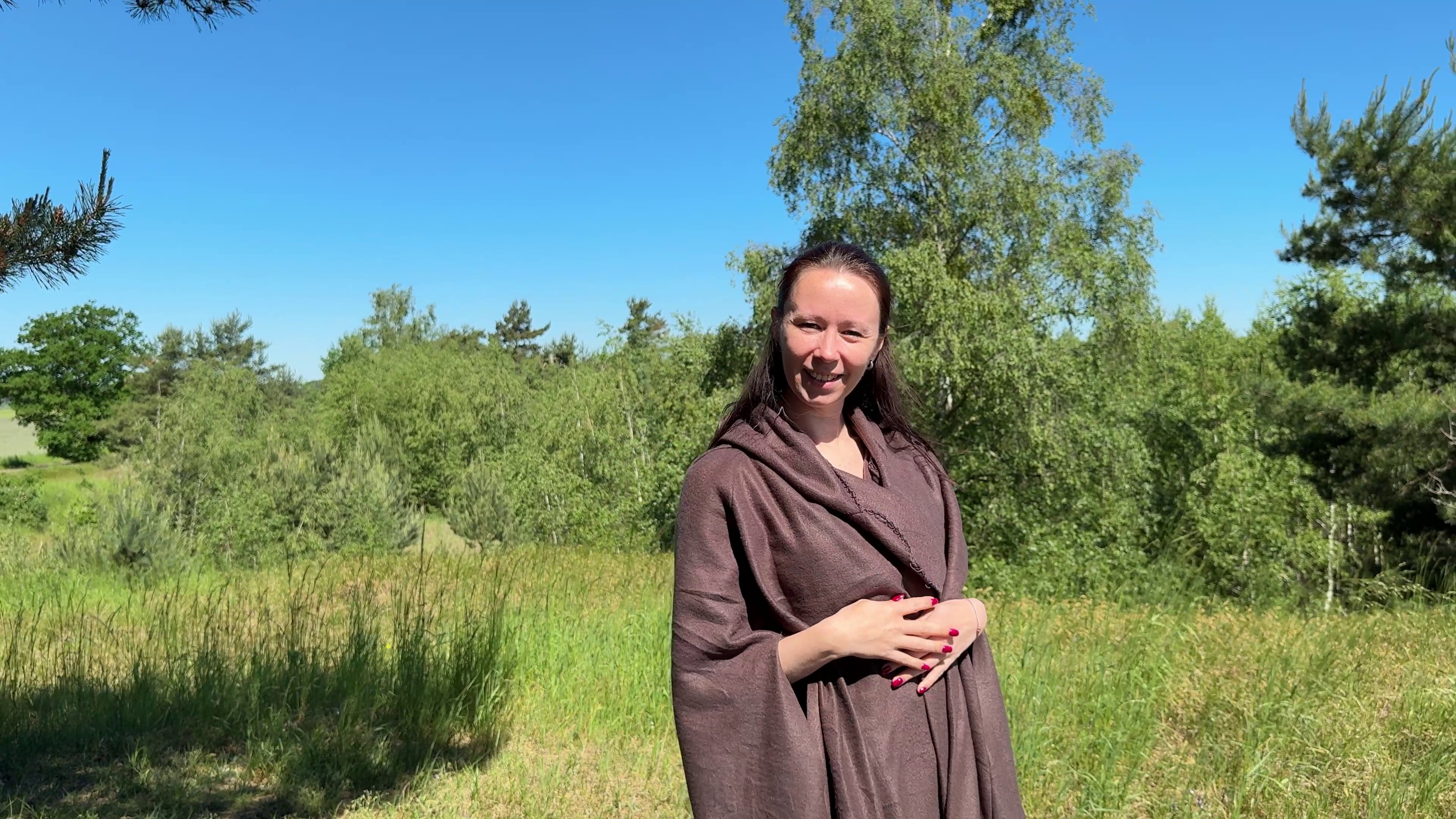 Nach meinem Besuch neulich auf dem Mittelalterfest, war ich auf einen süßen Knappen im sexy Gewand getroffen. 
Etwas schüchtern habe ich gefraft, was er hier so ganz alleine draußen macht. Eigentlich war ich aber nur neugierig, ob er mich geil findet. Also habe ich mich zu seinem Schwanz vorgetastet und habe das harte Ding ordentlich geblasen. Es war wenig überraschend, dass er mir sehr bald alles auf meine weichen Brüste gespritzt hat.
Denkst du auch, dass das Mittelalter ein versautes Zeitalter war? Schreib es mir doch in die Kommentare!