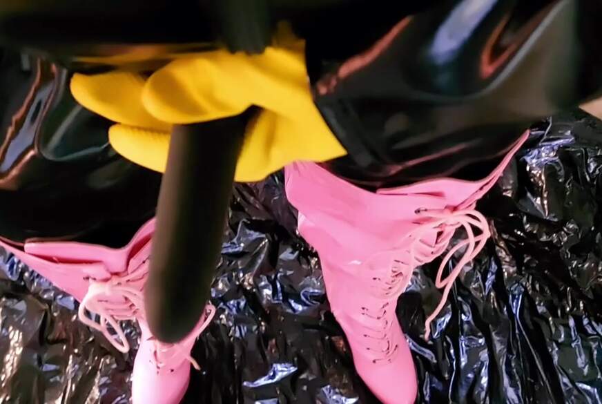 Ich f***e dein A*******h mit dem S*****n und gelbe Gummihandschuhe von LadyDomisa pic1