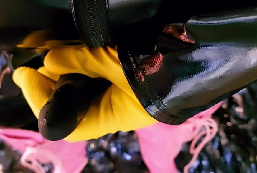 Ich f***e dein A*******h mit dem S*****n und gelbe Gummihandschuhe von LadyDomisa pic2