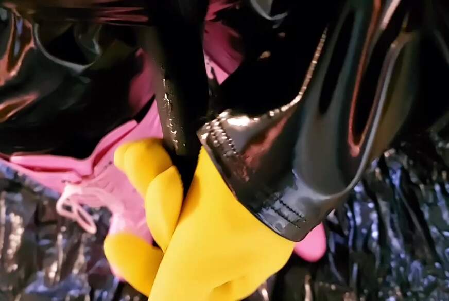 Ich f***e dein A*******h mit dem S*****n und gelbe Gummihandschuhe von LadyDomisa pic3