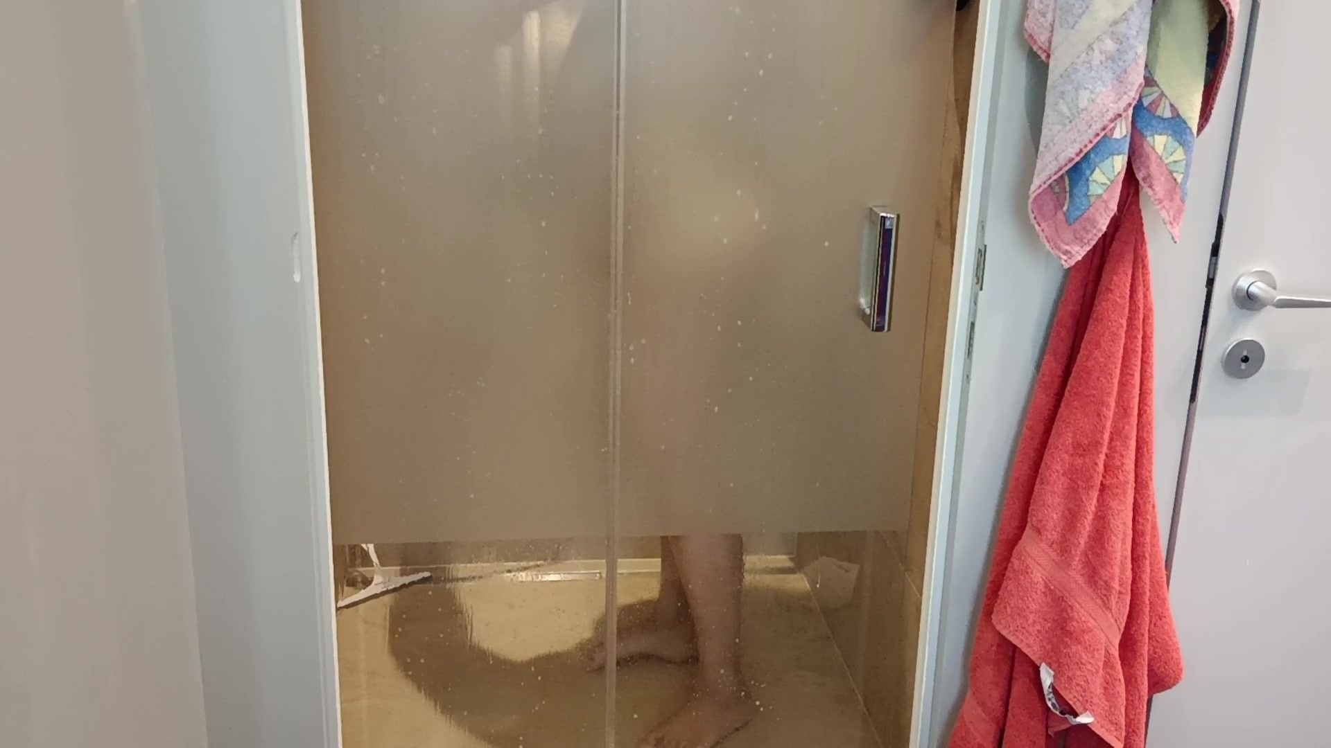 Wenn ich nackt in der Dusche hocke, mit dem Lappen zwischen meinen weichen Titten, und das heiße Wasser über meinen nackten Körper läuft, wird jede Reinigung zu einer Lustsache. Mein Körper glänzt genauso wie die Duschwand – nass, warm, einladend. Mein Stutenarsch hebt sich beim Bücken, meine Hängetitten baumeln beim Wischen, und meine behaarte, schweißnasse Spalte ruft danach, gespürt zu werden. Würdest du mich erst nehmen – oder erst fertig putzen lassen?