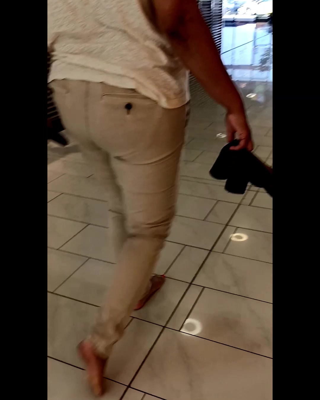 Einfach mal Barfuss im Einkaufscenter Ich mag es, wenn die Leute groß schauen. Deswegen hab ich mir mal gedacht spontan barfuss im Einkaufscenter rum zu laufen. Soll ich mehr, solche Videos machen?