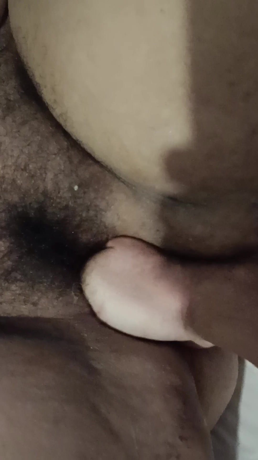 Zuerst einen Finger dann die ganze Hand Würdest du das selbe wie er mache oder doch mehr als nur meine Pussy fingern und fisten. Vielleicht schmecke ich dir ja und du leckst mich