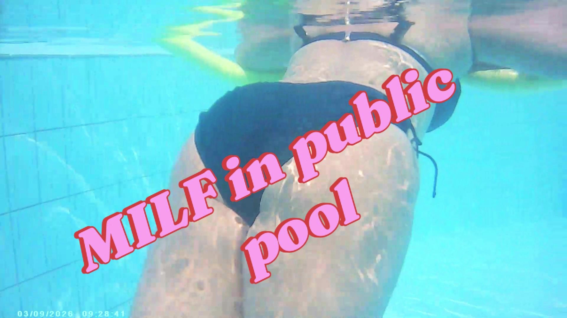 Ich war mit der Familie im öffentlichen Freibad.
Eigentlich ganz normaler Tag – Sonne, Wasser, andere Badegäste.
Ich hatte nur meinen schwarzen Bikini an.
Unter Wasser fühlt sich alles anders an.
Der Stoff wird enger, die Wellen spielen mit dem Stoff, und plötzlich merkt man, wie viel Haut doch sichtbar bleibt.
Mein weicher Bauch, die dicken Oberschenkel, der Po im knappen Höschen – alles schwimmt frei und bewegt sich mit jeder Bewegung.
Ich habe mich absichtlich tiefer gehalten, die Poolnudel festgehalten und mich von unten filmen lassen.
Von vorne, von der Seite, von hinten.
Der Bikini-Slip rutscht ein bisschen, das Oberteil spannt über den Brüsten, und das Wasser macht die Haut glänzend.
Niemand direkt neben mir – und trotzdem mitten im öffentlichen Bad.
Es war dieses typische Gefühl:
Familie ist in der Nähe, Leute schwimmen vorbei … und ich zeige unter der Wasseroberfläche genau das, was ich will.
Dicke Kurven, weiche Rundungen, nichts versteckt.
Nu