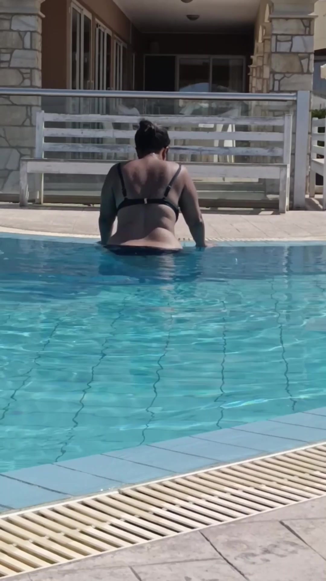 Heute zeige ich euch meinen weichen BBW-Körper draußen am Pool. Erst ziehe ich das pinke Netzoberteil aus, dann präsentiere ich meine vollen Brüste, den dicken Bauch mit Falten und die dicken Oberschenkel im eng anliegenden Bikini. Ich gehe barfuß über die Terrasse, steige ins Wasser, schwimme ein Stück und komme nass und tropfend wieder raus. Danach biege ich mich vor, setze mich auf die Liege und lasse meine Kurven wirken, bevor ich die Treppe hochgehe. Natürlich, weich, unrasiert und ohne Hemmungen – genau so mag ich es, mich zu zeigen. Wer dicke, echte Frauen mag, ist hier richtig.