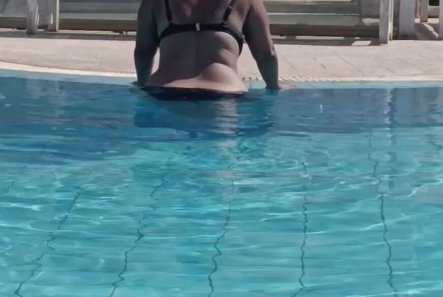 NATURAL-WOMAN: BBW im Bikini am Pool große Titten, n**se Kurven, weicher Bauch, ein freizügiger Auftritt