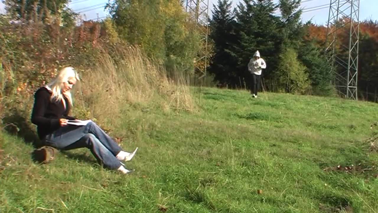 saß schön draussen in der Sonne und war ein Buch am lesen - Ein Jogger kommt vorbei - der dreiste Kerl fragt doch glatt ob er mich vollwichsen darf weil er voll den Druck hat - da ich wie immer total geil war , hab ich mir das natürlich nicht entgehen lassen ;-) Der Assi wichst mir seine Ficksahne ins Maul und auf die Titten und pisst mich dann noch voll , dann läuft er weiter ..... was einem so alles an einem sonnigen Tag in Deutschland passieren kann ....