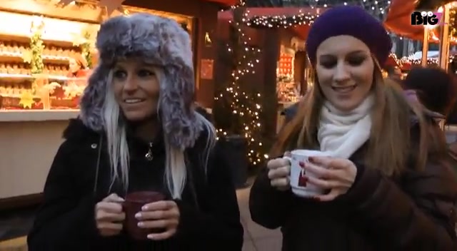 Habe mich mit meiner geilen Freundin Jessieauf dem übervollen Kölner WEihnachtsmarkt getroffen ;-) - Es war einfach nur sau kalt und desegen haben wir uns dann auch einen Glühwein nach dem anderen reingezogen und wurden immer GEILER von dem Zeug !! Zu m Glück kannte sich JEssie ja gut aus und sie hatte eine geile Idee wie wir uns aufwärmen können *fg * - Gesagt getan ! Sind voll am Auslaufen und schon extrem GEIL aufeinander..... Was wird wohl jetzt passieren... ???? ( Ich sag nur Lesben-Sex vom Feinsten *g* )........und da wir gut angeheitert waren von dem ganzen glühwein gingen wir schwer versaut zur sache ... ;-)auf jeden fall , insgesamt betrachtet hat sich der Besuch auf dem Kölner Weihnachtsmarkt auf jeden Fall für mich & jessie gelohnt hehe