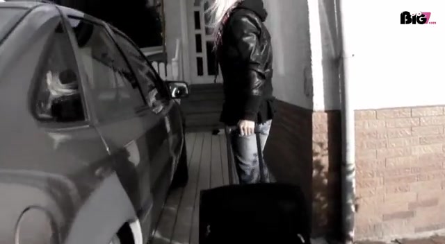 Zu Halloween : Userhausbesuch zum Fremdficken Ich hatte mich mit nem User aus Hessen für eine Halloweenparty verabredet . Es kam leider total anders , der Typ ist ein totaler Psycho !! Schon die Maske die er aufhatte war einfach nur grauenhaft und was mich dann in einem seiner Zimmer erwartete , ich weiß nicht so recht es war schon alles seehr komisch bei dem Typen . Irgendwie hat mir die Situation aber doch gefallen einem kranken Psycho wehrlos ausgeliefert zu sein ;-) ( und so hat er mich auch RANGENOMMEN und GEFICKT ) und wir haben doch auch immerhin #Halloween , oder ?