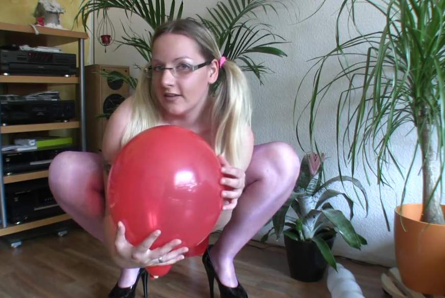 Ballon vs. Titten von MaraBoobs pic2