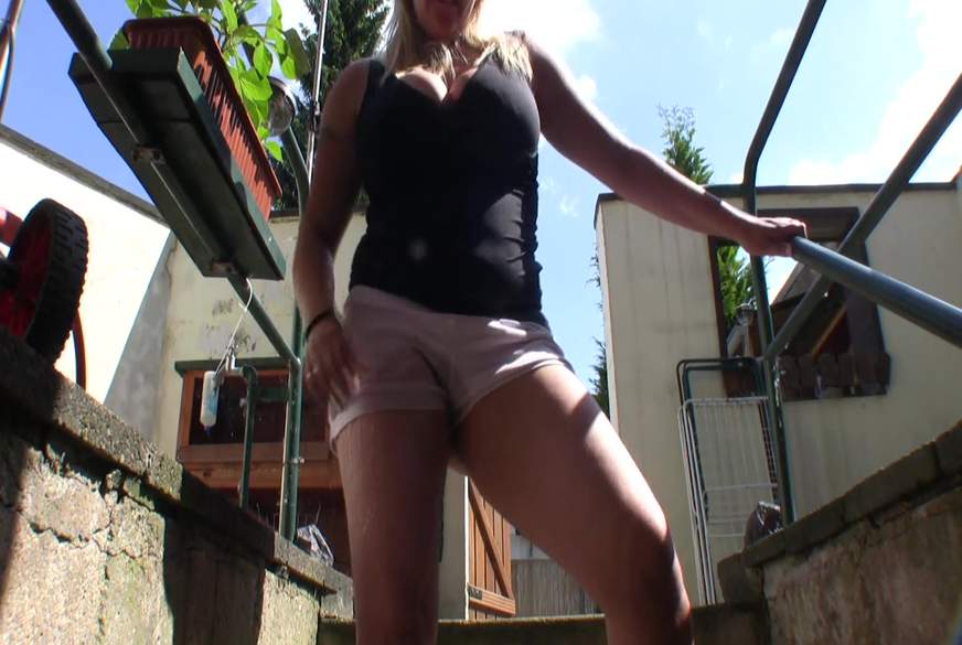 P***ed Shorts von MaraBoobs pic1