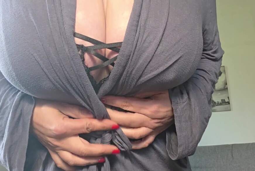 MaraBoobs: Heiße MILF im Bademantel