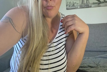 Fetter Dildo-Ritt mit Squirting