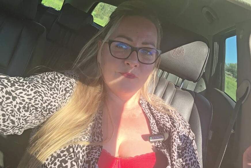 MaraBoobs: Rauch und rote Lippen im Auto