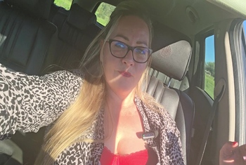 Rauch und rote Lippen im Auto