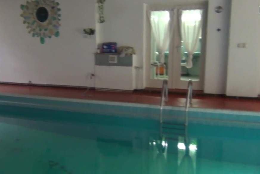 ASURAN: Feuerrotes Girl public pool d********t !