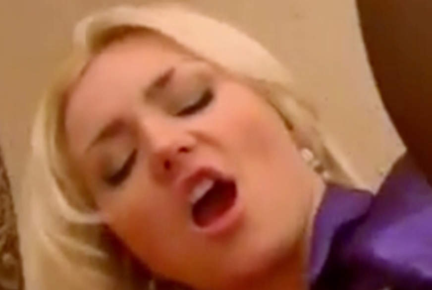 Nix mit entspannt auf der Couch, hier wird g*****t! von Blonde-Babes