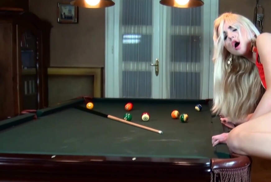 Schwarz oder doch eher S*****z ins L**h! Billard mal anders! von Blonde-Babes