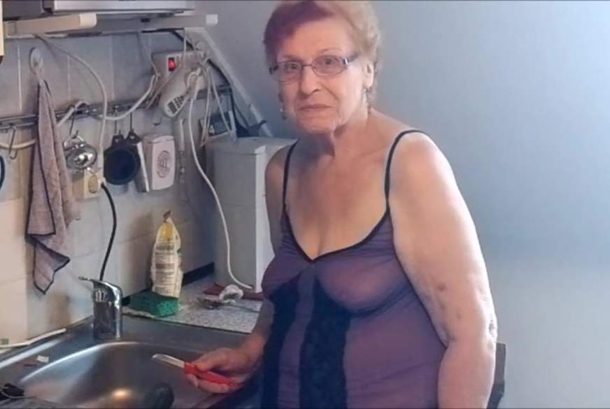 Heisseoma: Oma mit gurke h**t g*****t.