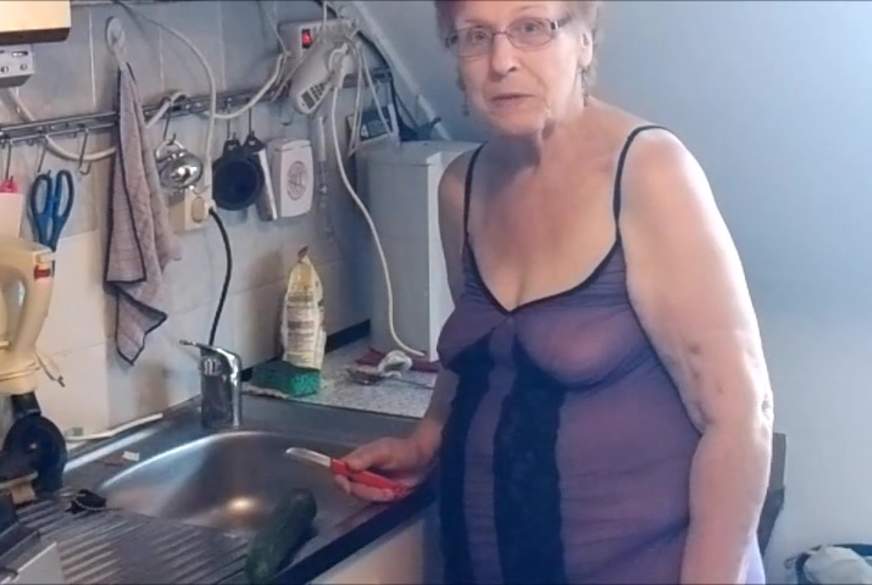 Heisseoma: Oma mit gurke h**t g*****t.