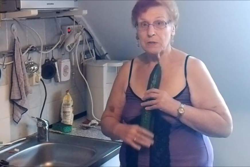 Heisseoma: Oma mit gurke h**t g*****t.