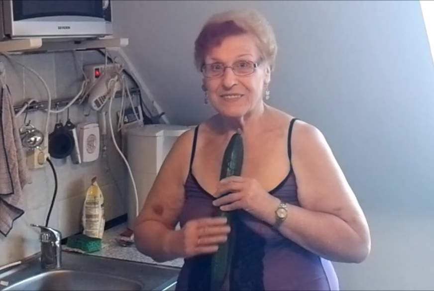 Heisseoma: Oma mit gurke h**t g*****t.