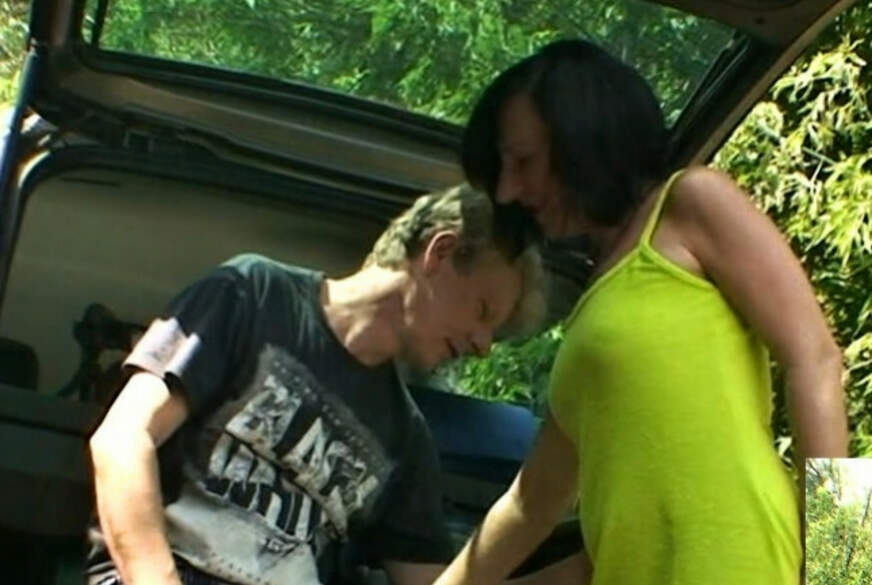 eroticnude: mit S***e auf einem Waldweg b*******t!!!