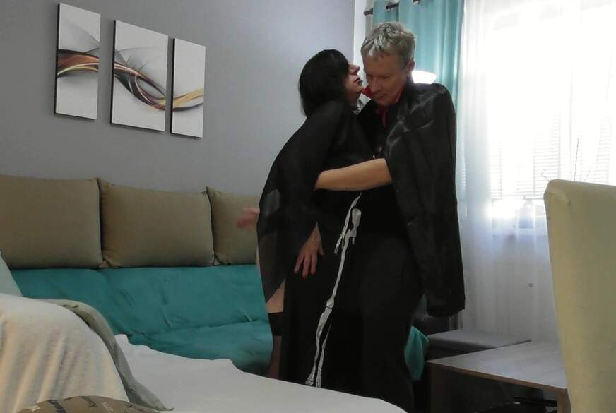 eroticnude: Halloween. Wenn die Geister f****n ...