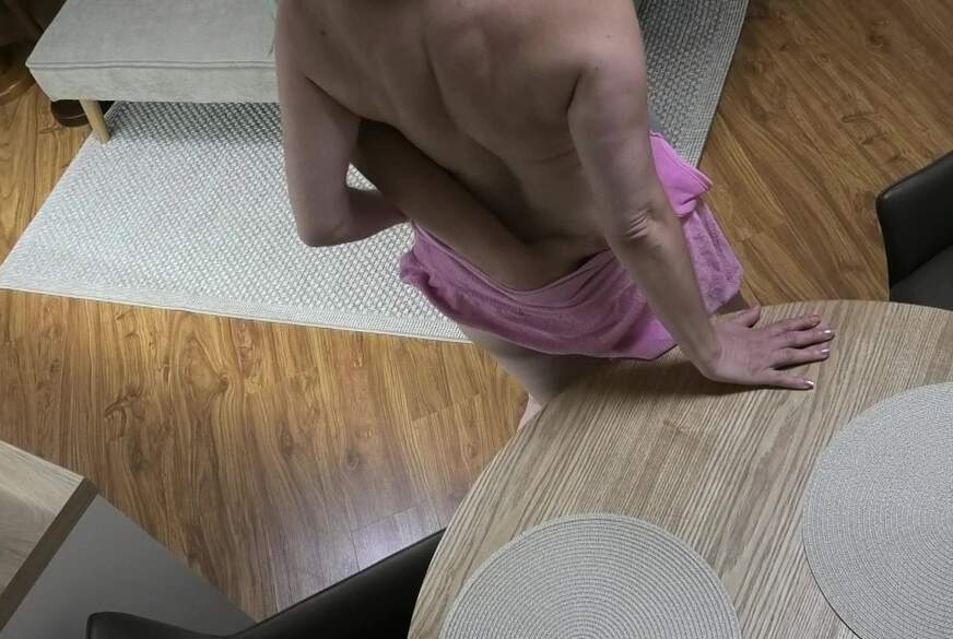 eroticnude: Eine M****i schmeckt am besten, wenn sie auf dem Tisch serviert wird