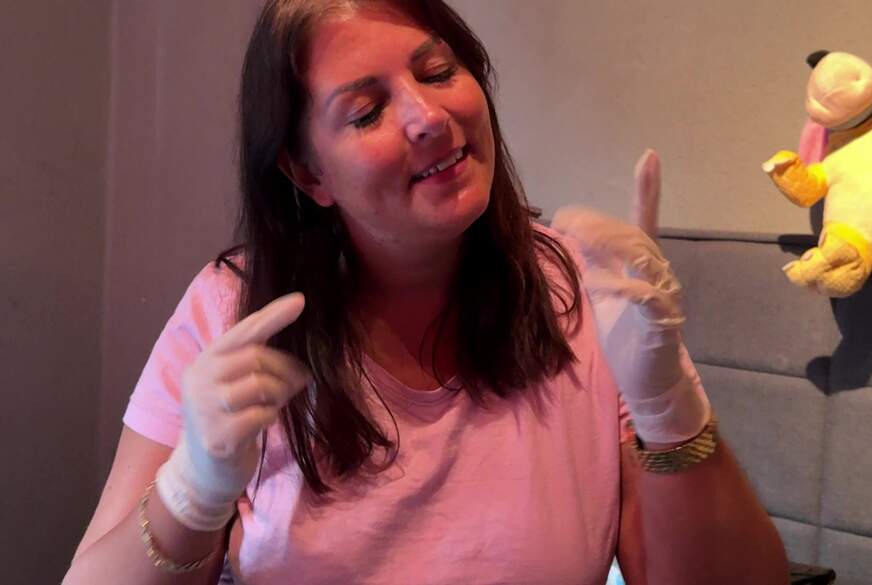 Nina-Nice: Spitting und Titten  massieren In Latexhandschuhen
