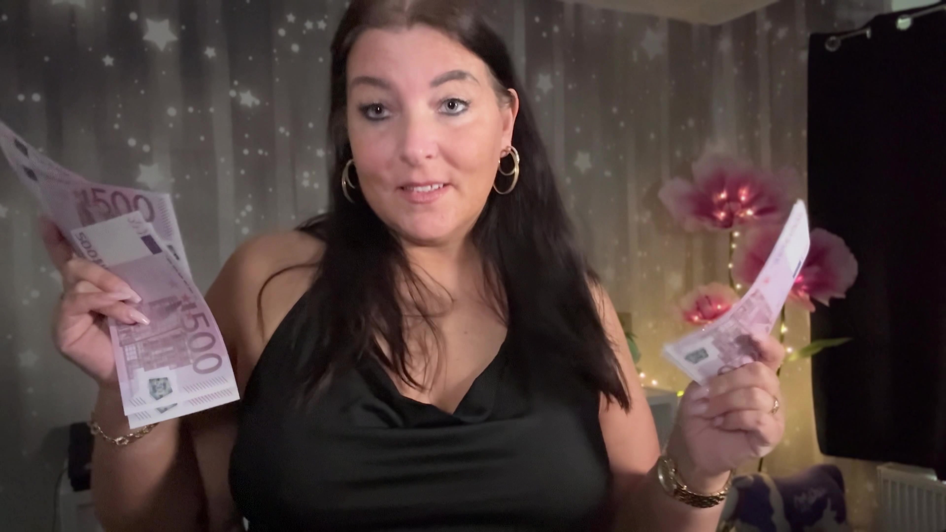Dieses Video löscht den Rest Stolz, den du noch hast. Ich nehme dir dein Selbstbild, deine Hoffnung, dein kleines Würdelächeln. Du bist nicht mein Fan, nicht mein Sklave – du bist ein anonymer Überweisungsbeleg mit Schuldgefühlen, der bezahlt, um sich ignorieren zu lassen. Und ich liebe, wie leicht du zu kontrollieren bist.