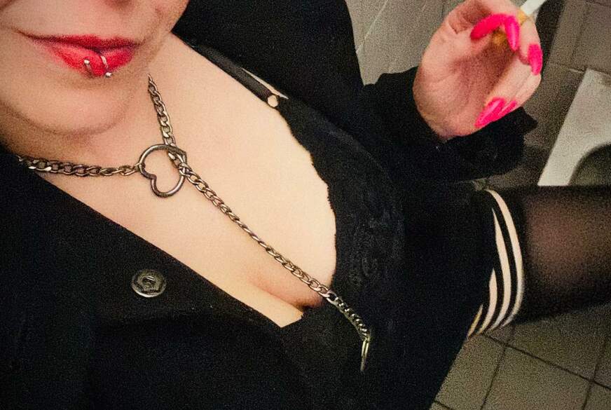 Jessy-Love: Pipi Pause auf einem Autobahn WC