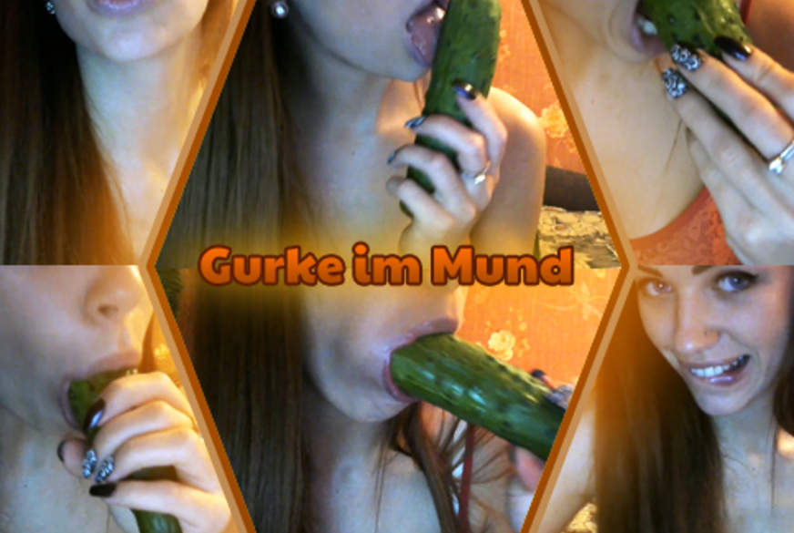 Gurke im Mund von GeileFoxy