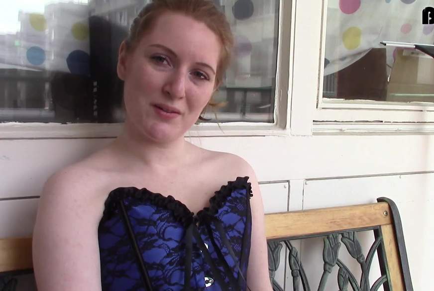 In Corsage auf dem Balkon rauchen von AuroraRed