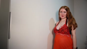 S*******re strippt in roten Dessous