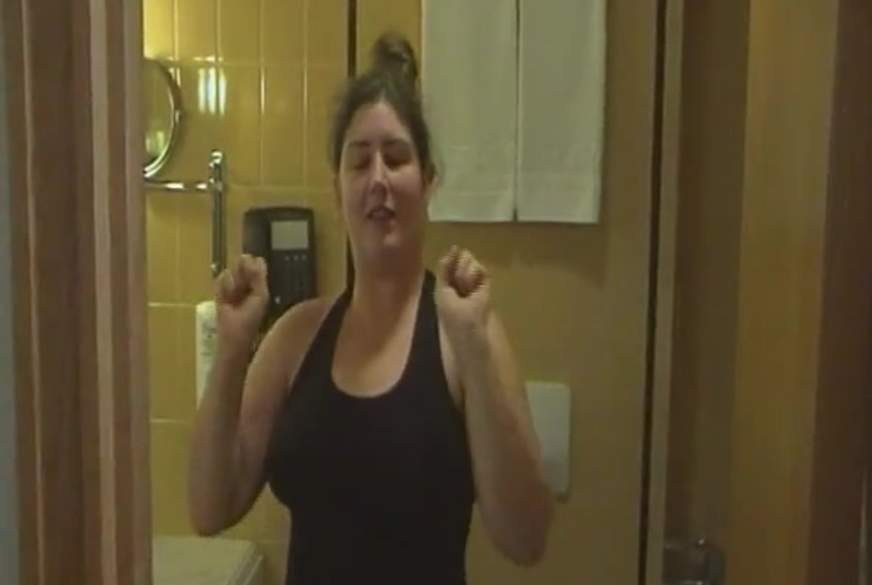 Lady-J: Pinkeln in der Dusche