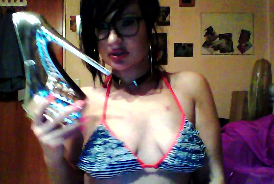 LeonieNight: deine Highheels******e besorgt es sich geil mit dem g**********z