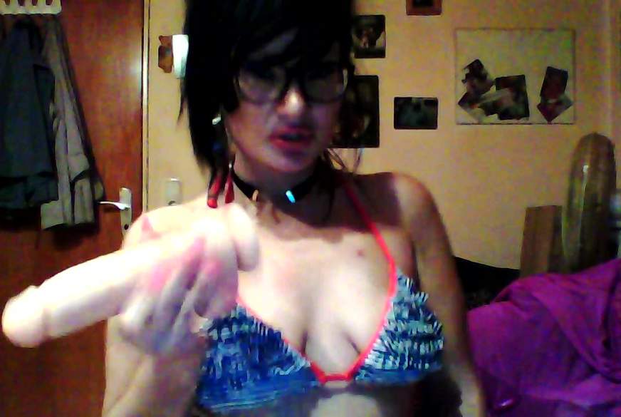 LeonieNight: deine Highheels******e besorgt es sich geil mit dem g**********z