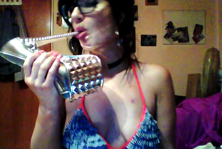 LeonieNight: deine Highheels******e besorgt es sich geil mit dem g**********z