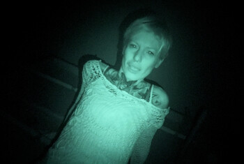 NIEMAND WIRD DICH FINDEN! Skinny-Blondine in Keller v*********t ?