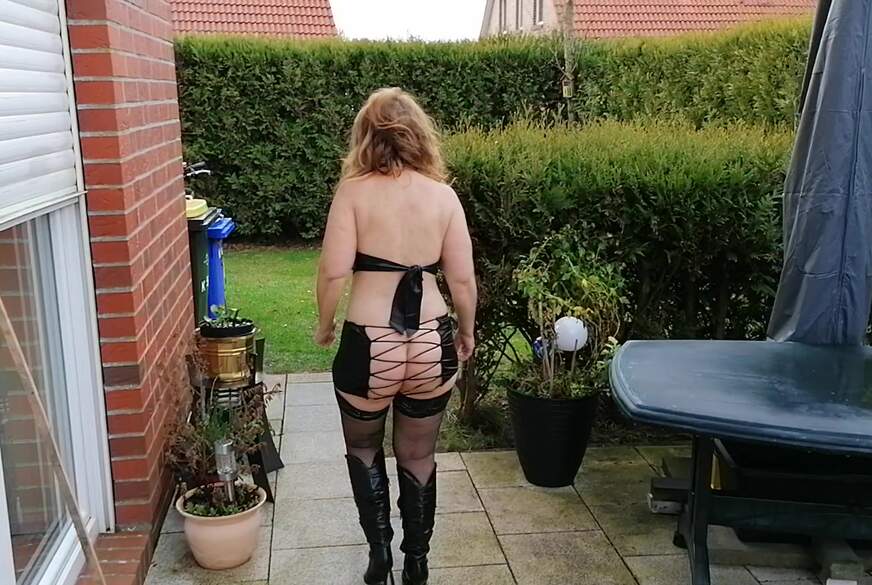 sexymatilda: pipi draußen