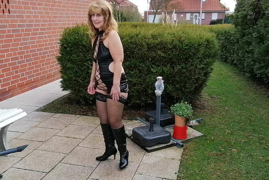 sexymatilda: pipi draußen