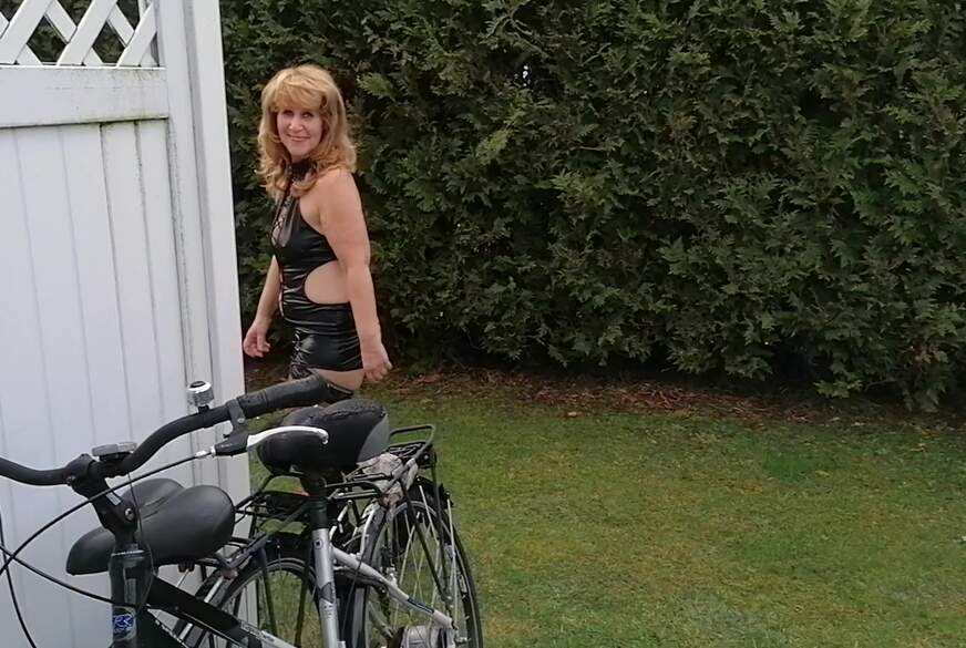 sexymatilda: pipi draußen