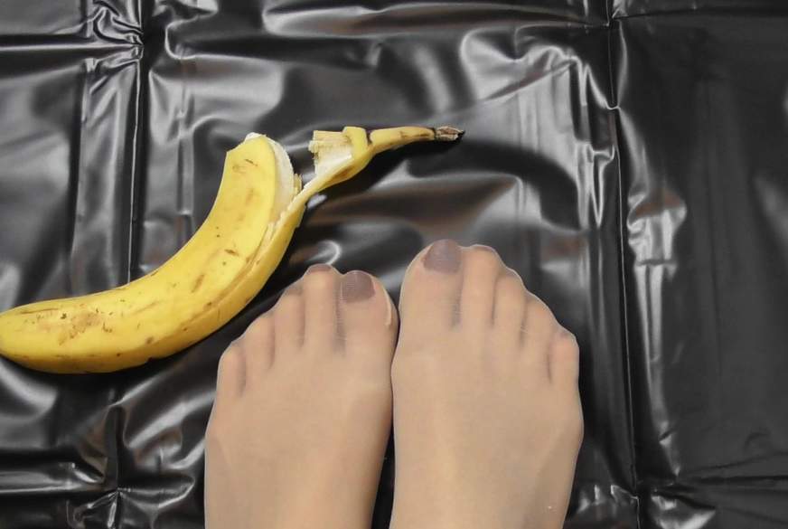 Monika-Famous: Füße vs.Banane