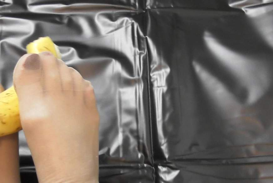 Monika-Famous: Füße vs.Banane