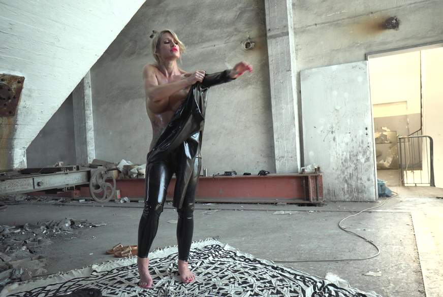 CaleaToxic: Latex Tease