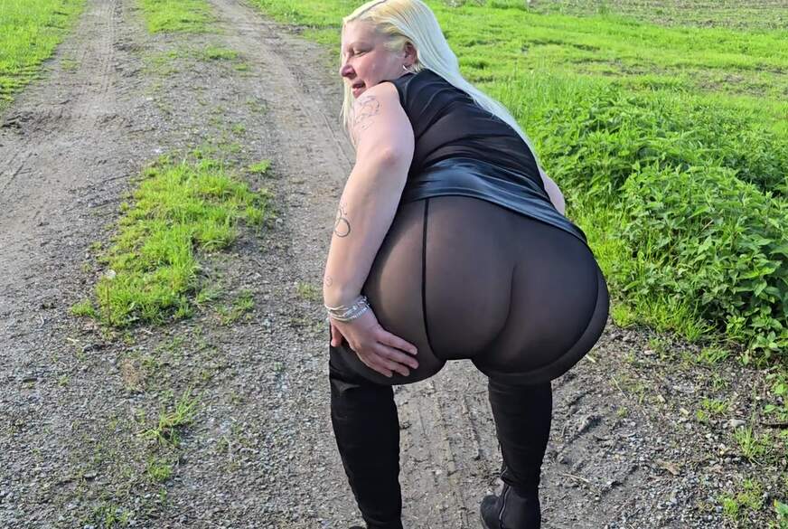 sexyjaqueline: outdoor gestrippt g*****t und geil mit dem dildo g*****t!