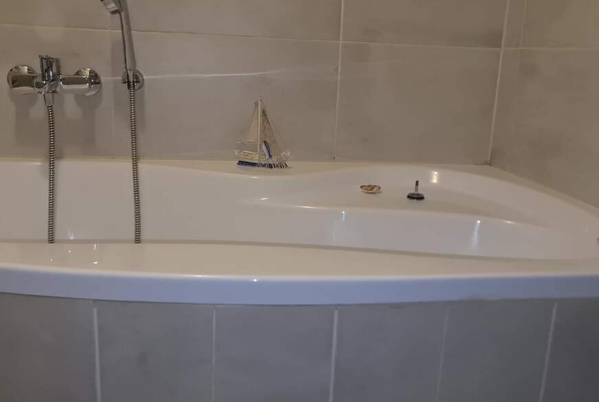 sexyjaqueline: geiler dildoritt am badewannen rand